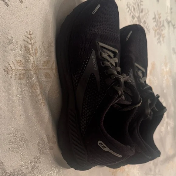 Brooks women Black Athletic Shoes - Picture 4 of 9